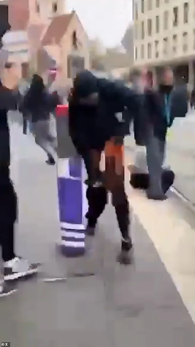 ვიდეოზე დაფიქსირდა კიდევ ერთი მომიტინგე, რომელიც ცდილობდა ცეცხლის ჩაქრობას მას შემდეგ, რაც ქაოსის დროს შარვალზე რატომღაც ცეცხლი გაუჩნდა