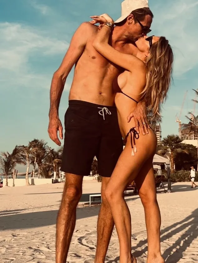 გასულ კვირას წყვილმა Instagram-ზე სიყვარულით სავსე ფოტო გამოაქვეყნა, მას შემდეგ, რაც საზღვარგარეთ დასასვენებლად გაემგზავრნენ.