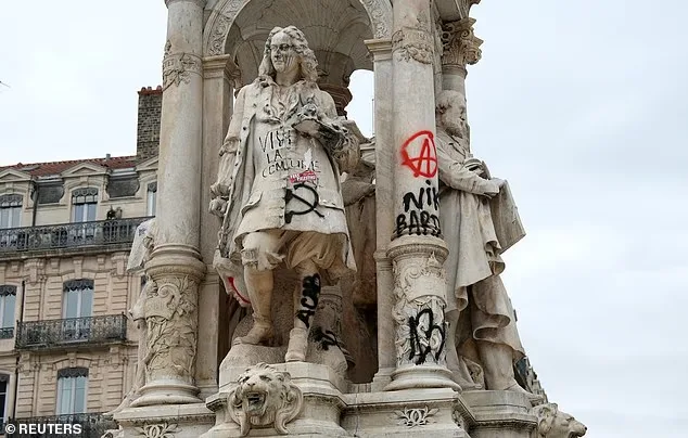 ჟაკობინების შადრევნის (Fontaine des Jacobins) ხედი, რომელიც ვანდალურად დააზიანეს საფრანგეთში, ლიონში, დემონსტრაციების ეროვნულ დღეს დაწყებული შეტაკებების დროს, 19 ოქტომბერი.