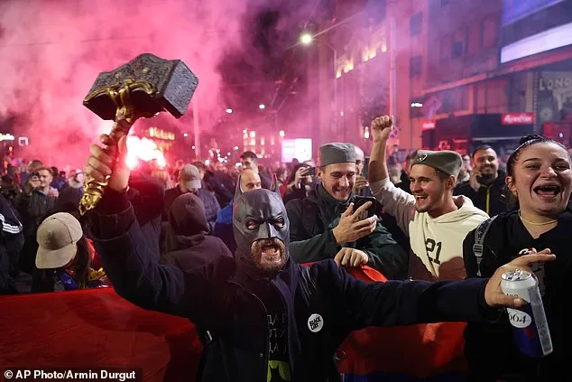 ხალხი ზეიმობს სერბეთის დედაქალაქ ბელგრადში მას შემდეგ, რაც „სერბეთის პროგრესული პარტიის“ (SNS) ლიდერმა ალექსანდარ ვუჩიჩმა აღიარა მარცხი საპარლამენტო არჩევნებში 2026 წლის 25 ოქტომბერს