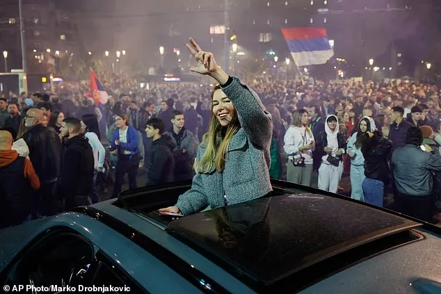 „სტუდენტური სიის“ მხარდამჭერი სამი თითის ჟესტს აჩვენებს კვირას სერბეთის საპარლამენტო არჩევნებში ალექსანდარ ვუჩიჩის დამარცხების შემდეგ — ეს ჟესტი მპროტესტებელ სტუდენტებს შორის დაცვის სიმბოლოდ იქცა