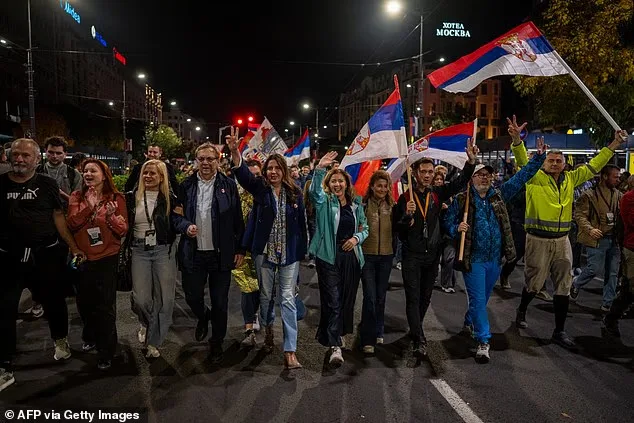 „სტუდენტების სიის“ დეპუტატობის კანდიდატები ეგებებიან ბელგრადში მსვლელობით ჩასულ სტუდენტებს და მათთან ერთად მონაწილეობენ მსვლელობაში სერბეთში დასკვნითი წინასაარჩევნო მიტინგის წინა დღეს, 21 ოქტომბერს