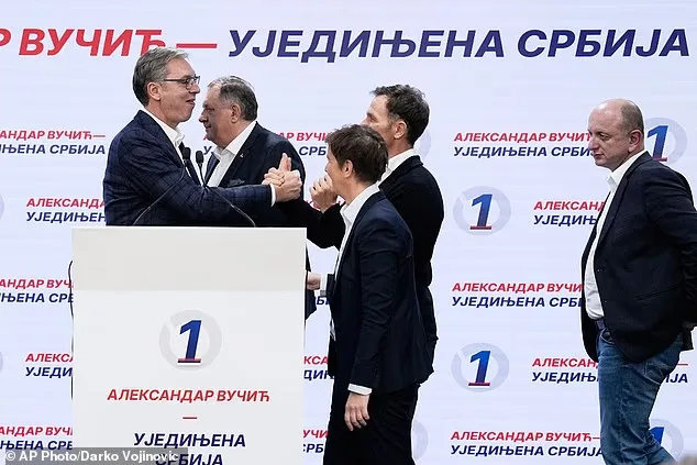 ალექსანდარ ვუჩიჩი (მარცხნივ), მემარჯვენე „სერბეთის პროგრესული პარტიის“ (SNS) ლიდერი, აღიარებს მარცხს სერბეთის საპარლამენტო არჩევნებში 2026 წლის 25 ოქტომბერს