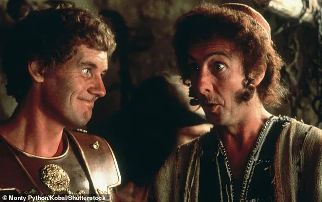 გასულ თვეში ერიკმა თავის „Monty Python“-ის კოლეგას, ჯონ კლიზს „ბუზღუნა მოხუცი“ უწოდა, როდესაც ჩიოდა, რომ 83 წლის ასაკშიც კი მუშაობა უწევს (ერიკი „Monty Python“-ში მაიკლ პეილინთან ერთად).