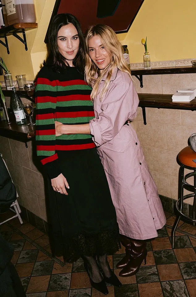 Vogue UK-ის დეკემბრის ნომერში საუბრისას, სიენამ ყოფილი შეყვარებულის რომანის მიმართ თავისი მოწონება გამოხატა: „მე ძალიან ბედნიერი ვარ მათ გამო. ეს ნამდვილად მშვენიერია“.