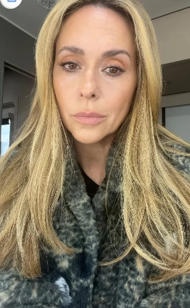 მსახიობმა ორშაბათს თავის მთავარ Instagram-გვერდზე ემოციური ბალადის შესრულების ვიდეო გამოაქვეყნა, რასაც ზოგიერთმა მიმდევარმა „გამაოგნებელი“ უწოდა; (Jennifer Love Hewitt/Instagram)