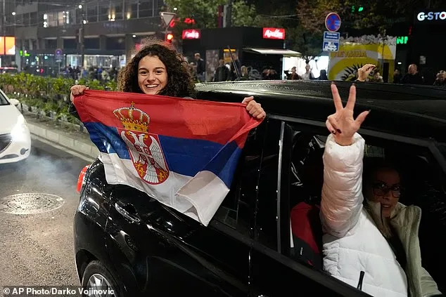 „სტუდენტური სიის“ მხარდამჭერი მანქანის ფანჯრიდან სერბეთის დროშას აფრიალებს 2026 წლის 25 ოქტომბერს