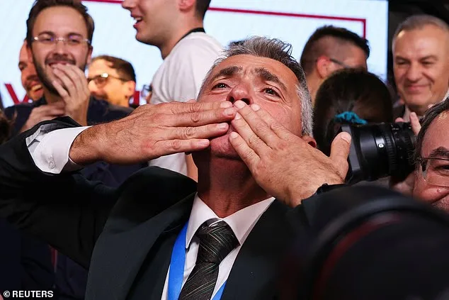 ილია სრდანოვიჩი (სურათზე) საჰაერო კოცნას უგზავნის მხარდამჭერებს საპარლამენტო არჩევნების შედეგების შემდეგ. ის „სტუდენტური სიის“ 250 კანდიდატის სათავეშია, თუმცა მათი გამარჯვების შემდეგ აუცილებლად პრემიერ-მინისტრი არ გახდება