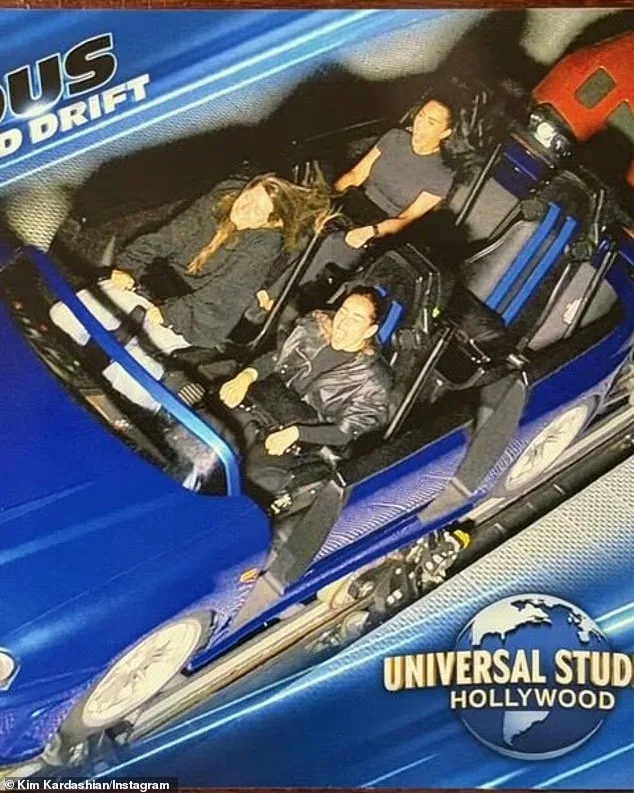 კიმმა Universal Studios-ის ახალ ატრაქციონ „ფორსაჟზე“ გადაღებულ ფოტოზე თავი თავისუფლად იგრძნო. ის მანქანის უკანა სავარძელზეა გადაღებული, სადაც სიხარულისგან ყვირის ზუსტად იმ მომენტში, როდესაც ატრაქციონმა მისი ფოტო გადაიღო.