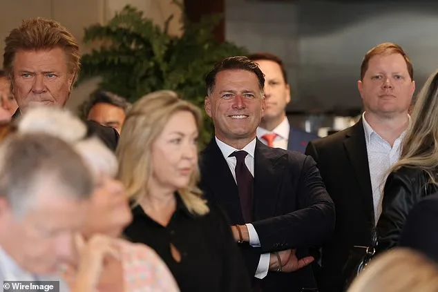 „Channel Nine“-ის ყოფილი ვარსკვლავი ელეგანტურად გამოიყურებოდა შავ კოსტიუმში, თეთრ პერანგსა და ბორდოსფერ ჰალსტუხში.