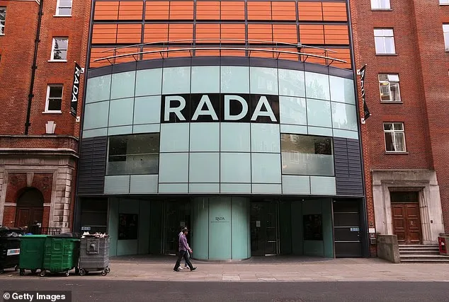 RADA-ს დრამატული სკოლა ლონდონის ცენტრში; კურსდამთავრებული სინტია ერივო 2024 წელს გახდა დაწესებულების პირველი ვიცე-პრეზიდენტი, პრეზიდენტ დევიდ ჰერვუდთან ერთად.