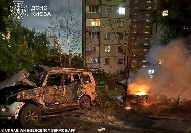 განადგურებული ავტომობილები დაზიანებული საცხოვრებელი კორპუსის ეზოში კიევზე საჰაერო თავდასხმის შემდეგ, 2026 წლის 21 ოქტომბერი