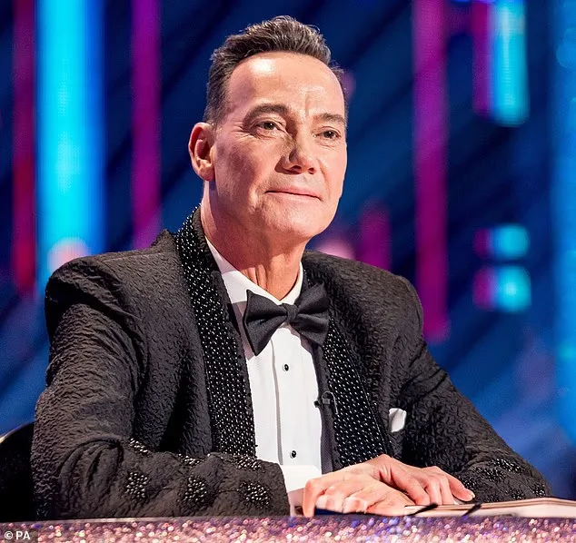 Strictly-ს ჟიურის წევრი კრეიგ რეველ ჰორვუდი კონტრაქტორს თავისი აგარაკის დატბორვის გამო უჩივის