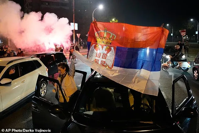 „სტუდენტური სიის“ მხარდამჭერები სერბეთის დროშებს აფრიალებენ და ფერად მაშხალებს ანთებენ კვირის საპარლამენტო არჩევნებში გამარჯვების აღსანიშნავად