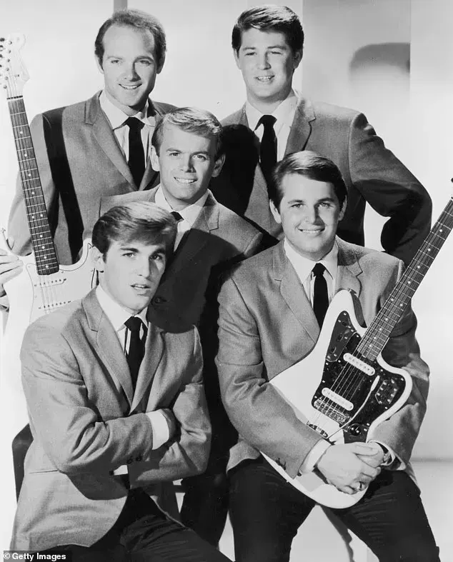 The Beach Boys-ი 1964 წელს. (მარცხნიდან მარჯვნივ) დენის უილსონი, ელ ჯარდინი, ლავი, ბრაიან უილსონი და კარლ უილსონი. ლავი და ჯარდინი ჯგუფის ორიგინალური შემადგენლობის უკანასკნელი ცოცხალი წევრები არიან.