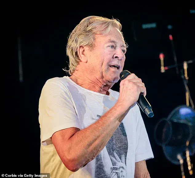 Deep Purple-ის ვოკალისტი იან გილანი საავადმყოფოში მოხვდა, ზემოთ: გილანი 17 ოქტომბერს მილანში.