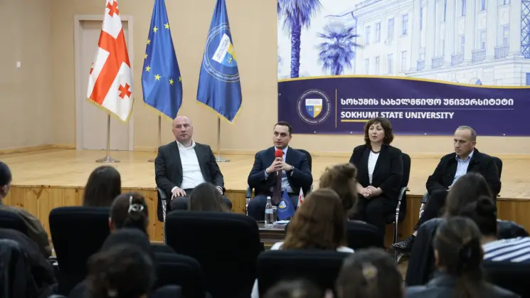 გიორგი ჯინჭარაძე სოხუმის სახელმწიფო უნივერსიტეტის სტუდენტებს შეხვდა