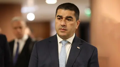 შალვა პაპუაშვილი: დღეს გარე ჩარევა დეზინფორმაციით, არჩევნებში ჩარევით, კიბერთავდასხმებით, დემოკრატიული ინსტიტუტების მდგრადობისთვის ერთ-ერთი მთავარი გამოწვევაა. საჭიროა დავიცვათ ჩვენი ინსტიტუტები მიუხედავად იმისა, რომელი წყაროდან მომდინარეობს ეს