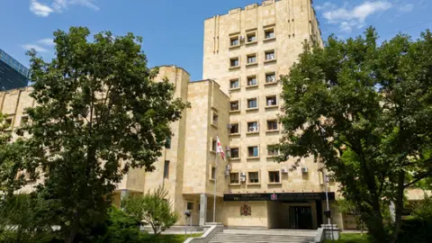 პროკურატურის მიერ წარდგენილი მტკიცებულებების საფუძველზე დიდი ოდენობით თანხის თაღლითურად დაუფლების ფაქტზე ბრალდებულს 8 წლით თავისუფლების აღკვეთა მიესაჯა