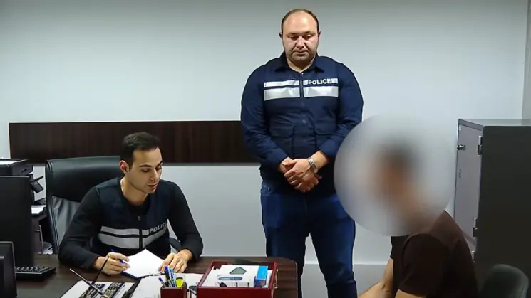 პოლიციამ თბილისში ნარკორეალიზაციის ხელშეწყობის ბრალდებით ორი პირი დააკავა - ამოღებულია განსაკუთრებით დიდი ოდენობით ნარკოტიკი