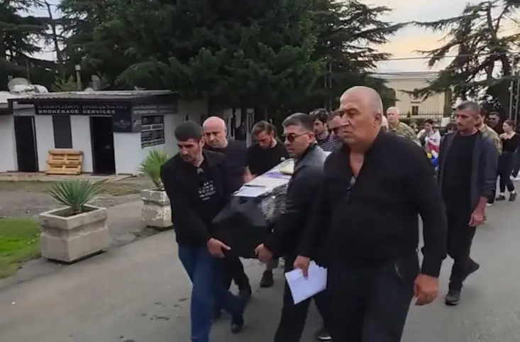 უკრაინაში, რუსეთის წინააღმდეგ ბრძოლაში დაღუპული ლაშა ბროლაძის ცხედარი საქართველოში ჩამოასვენეს