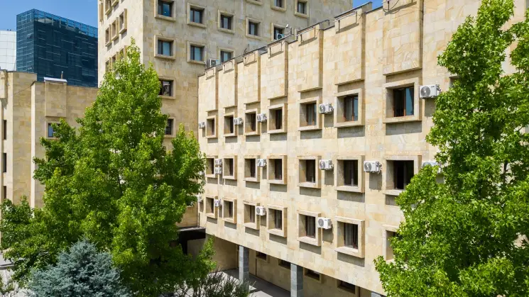 პროკურატურის მიერ წარდგენილი მტკიცებულებების საფუძველზე არასრულწლოვანი გერის მიმართ წამების და ბინის მფლობელობის ხელშეუხებლობის დარღვევის ფაქტზე ბრალდებულს 12 წლით თავისუფლების აღკვეთა მიესაჯა