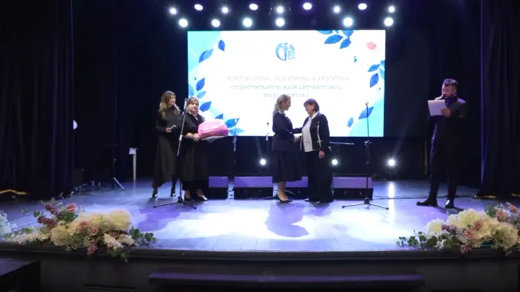 პარლამენტის წევრებმა ახალგაზრდების აღზრდასა და განათლებაში შეტანილი მნიშვნელოვანი წვლილისთვის ჩუღურეთის რაიონის სკოლების ღვაწლმოსილი პედაგოგები დააჯილდოვეს