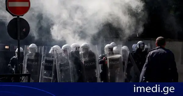 Reuters: ალბანეთში პრემიერის გადადგომის მოთხოვნით საპროტესტო აქციები გრძელდება - დემონსტრანტებმა შენობების ფანჯრები ჩაამსხვრიეს