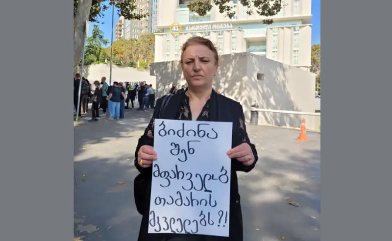თამარ ბაჩალიაშვილის დედა “ოცნების” ოფისთან მივიდა