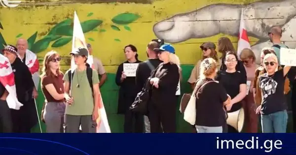 „ქართული ოცნების“ გორგასლის ოფისთან 40-მდე ადამიანი აქციას მართავს