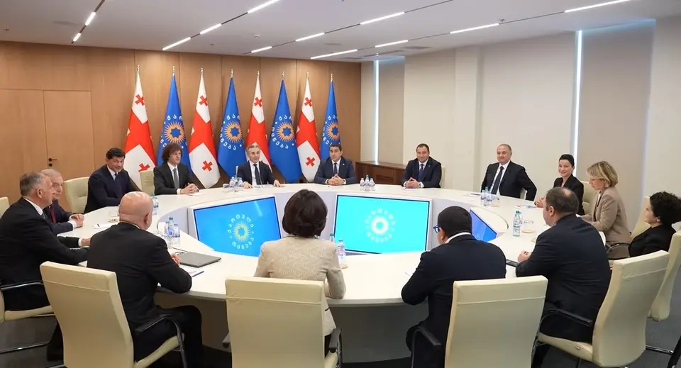 ვიდეოკადრები „ქართული ოცნების“ ოფისში მიმდინარე დღევანდელი სხდომებიდან