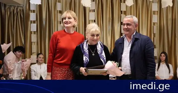 ბაია კვიციანმა ნაძალადევის რაიონის ღვაწლმოსილი პედაგოგები განათლების სისტემაში შეტანილი განსაკუთრებული წვლილისთვის მადლობის სიგელებით დააჯილდოვა