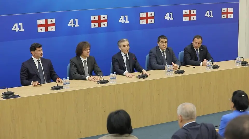 „ქართული ოცნების“ ოფისში საპარლამენტო უმრავლესობის სხდომა მიმდინარეობს