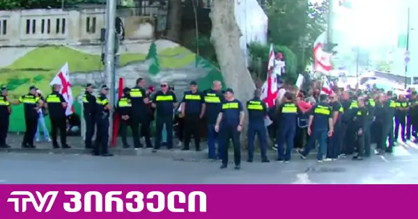 პარტიის ოფისიდან გამოსული "ოცნების" წევრები აქტივისტებმა სტვენით და საპროტესტო შეძახილებით გააცილეს