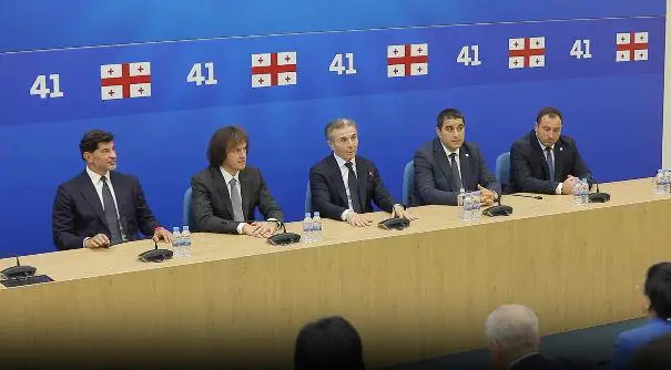 „ქართული ოცნების" ოფისში უმრავლესობის სხდომა მიმდინარეობს