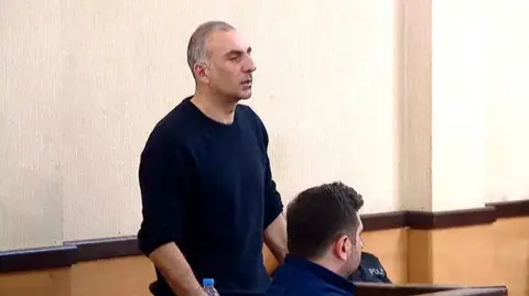 საქალაქო სასამართლოში, ალეკო ელისაშვილის მეოთხე სისხლის სამართლის საქმეზე სასამართლო პროცესი გაიმართა - გამოძიება მას მოწმის სახით დაკითხვისას, პოლიციელის შეურაცხყოფას ედავება