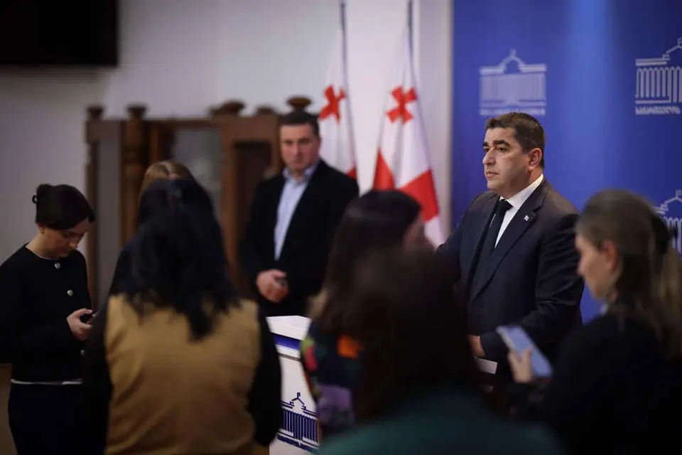 შალვა პაპუაშვილი - გვახსოვს მაკრონის განცხადება, რომელმაც მხარი იმ მოძალადე ბრბოს დაუჭირა, რომელიც საქართველოს პარლამენტის დაწვას ცდილობდა - სამყარო ასეა მოწყობილი: ის, ვინც ბოროტებას დათესავს, საკუთარ სახლში იმავეს მიიღებს!