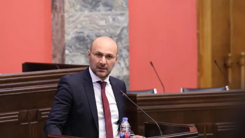 აკაკი ალადაშვილი ევრობიუროკრატების ორმაგი სტანდარტების შესახებ: „ახლა, როცა თავის ქვეყნებში მიიღეს ძალადობა, მანქანების დაწვა, სახელმწიფო შენობებსა და ინსტიტუტებზე შტურმი, ეს თურმე ძალადობაა, არადემოკრატიულია, მათთვის მიუღებელია და ჩვენთან შეიძლება?! აი, ეს არის ორმაგი სტანდარტის ნათელი მაგალითი“