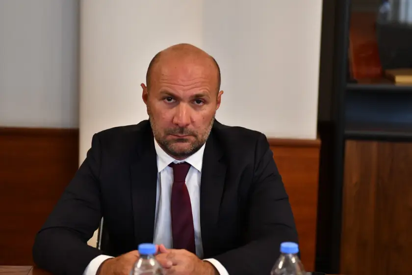 აკაკი ალადაშვილი საკონსტიტუციო სარჩელის შესახებ: „დარწმუნებული ვარ, წლების შემდეგ ეს პროცესი შევა საერთაშორისო სამართლებრივ სახელმძღვანელოებში, როგორც კლასიკური მაგალითი იმისა, როდის არიან ე.წ. პოლიტიკური პარტიები ძალადობრივები, ანტისახელმწიფოებრივები და ანტიკონსტიტუციურები და როდის შეეძლება მოსარჩელეს სარჩელის შეტანა მათი აკრძალვის მიზნით“
