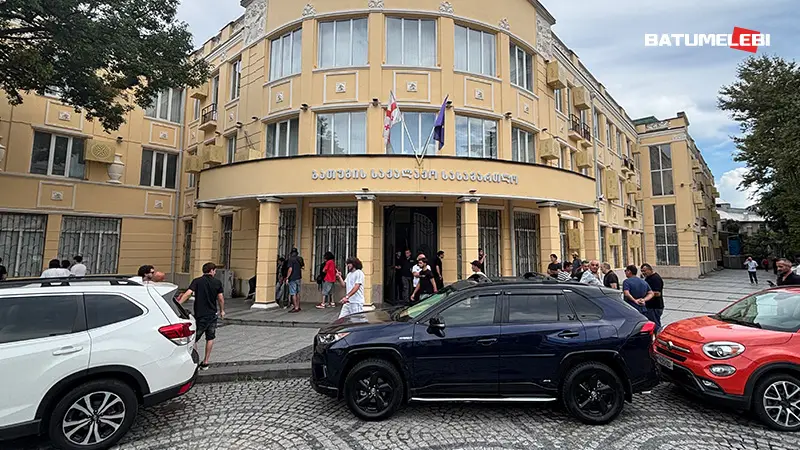 14 წელი მიუსაჯეს ბათუმში, ოჯახის წევრების თანდასწრებით კაცის მკვლელობაში ბრალდებულს