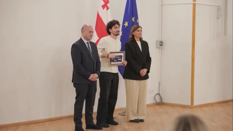 გივი მიქანაძემ, შეფასებისა და გამოცდების ეროვნული ცენტრის დირექტორთან ერთად, 2025-2026 სასწავლო წლის ეროვნული სასწავლო ოლიმპიადის გამარჯვებული მოსწავლეები დააჯილდოვა
