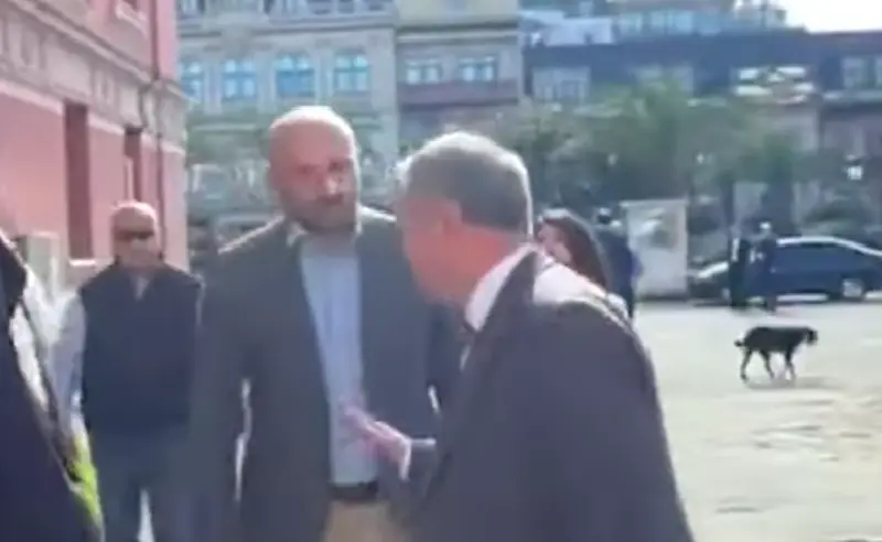 ხმაური საკონსტიტუციო სასამართლოსთან – თენგიზ შარმანაშვილმა ლევან ცუცქირიძეს “ქაჯი” უწოდა