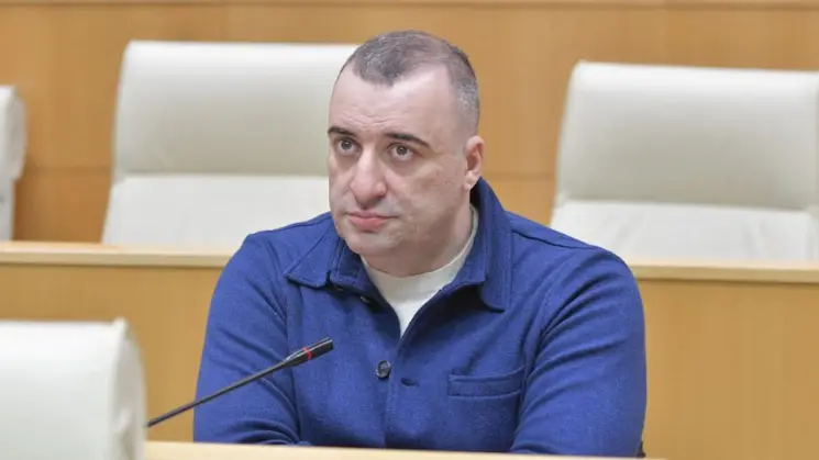 გულანთებით იძახდნენ, ძალიან ბევრნი უნდა ვიყოთო და, საბოლოო ჯამში, აღმოჩნდა, რომ აქციაზე ორი თუ სამი ადამიანია - რატი იონათამიშვილი ოპოზიციის აქციაზე