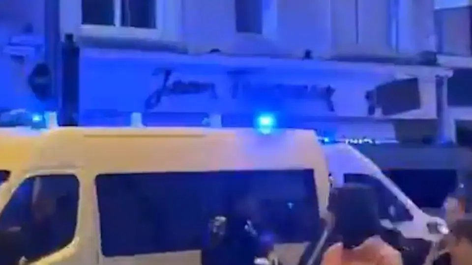 „თუ პური არ აქვთ, ნამცხვრები ჭამონ!“ ემანუელ მაკრონის ოჯახის მაკარუნების მაღაზიას არეულობის დროს პოლიციის რკინის რკალი იცავდა... მაშინ როცა სხვა მაღაზიები დასაწვავად მიატოვეს