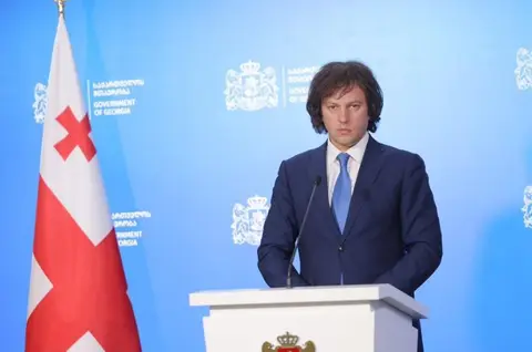 ირაკლი კობახიძე: “ყველამ კეთილი უნდა ინებოს და როდესაც განიხილება სამართლებრივი საკითხი სასამართლოში, პატივი უნდა სცეს მართლმსაჯულების დამოუკიდებლობას. ჯერ წაიკითხოს სარჩელი, შემდეგ – საკონსტიტუციო სასამართლოს გადაწყვეტილება და გააკეთონ კომენტარები გადაწყვეტილების შინაარსთან დაკავშირებით. თუ დაინახავენ სამართლებრივ უზუსტობებს ან გაუმართავ შინაარსს, ყველას შეუძლია, სამართლებრივი კომენტარები გააკეთოს”