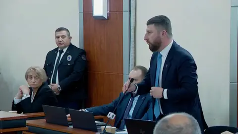ახლა ჩვენ აქ ვიმყოფებით, რომ განვიხილოთ ბოლო 22 წლის განმავლობაში მიღებული გადაწყვეტილებები და, რაც მთავარია, ამ ქვეყანაში 22-წლიანი დემოკრატიის დამხობის მცდელობები - არჩილ გორდულაძე