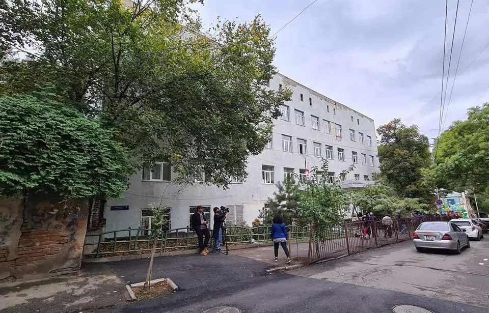 “თქვე მავნებლებო!” – 21-ე საჯარო სკოლასთან აქცია დაანონსდა