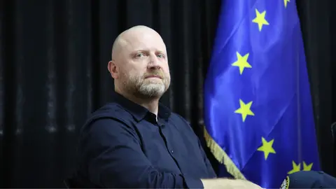 “ამას გვიხსნის მანტიიანი ხალხი ამ წუთას სერიოზული სახეებით” – ზურაბ ჯაფარიძე