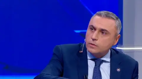 როდესაც დეგრადირებული დღის წესრიგის მქონე, გარედან დაფინანსებულ მეხუთე კოლონას აქვს მონოპოლია გამოცხადებული ოპოზიციურ ძალაზე, იქ სხვა ოპოზიციური ძალების გაჩენის შანსი არ არსებობს - დავით მათიკაშვილი