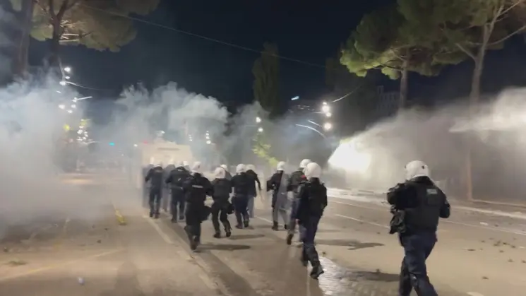ალბანეთში მომიტინგეები ქუჩებს ცეცხლმოკიდებული ბარიკადებით კეტავენ - პოლიცია მათ წინააღმდეგ ცრემლსადენი გაზსა და წყლის ჭავლს იყენებს